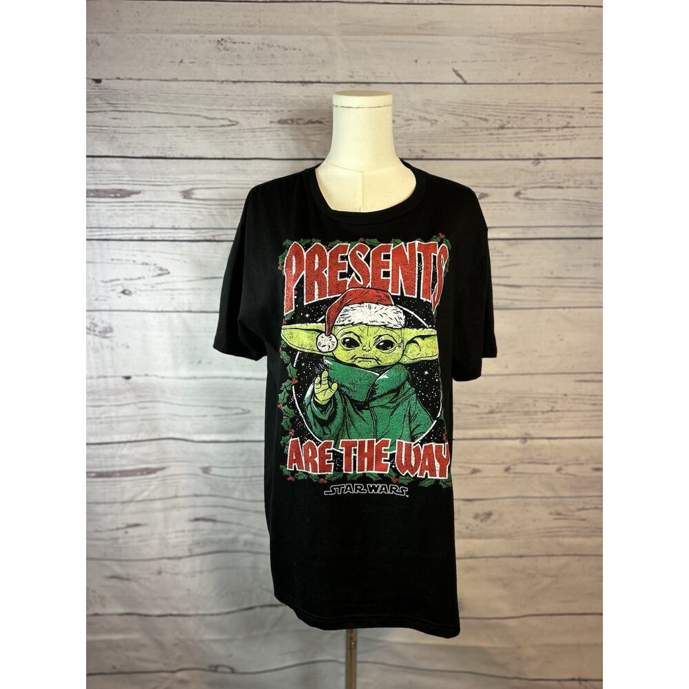 Black Star Wars The Mandalorian Grogu “Presents Are The Way” T-Shirt Large